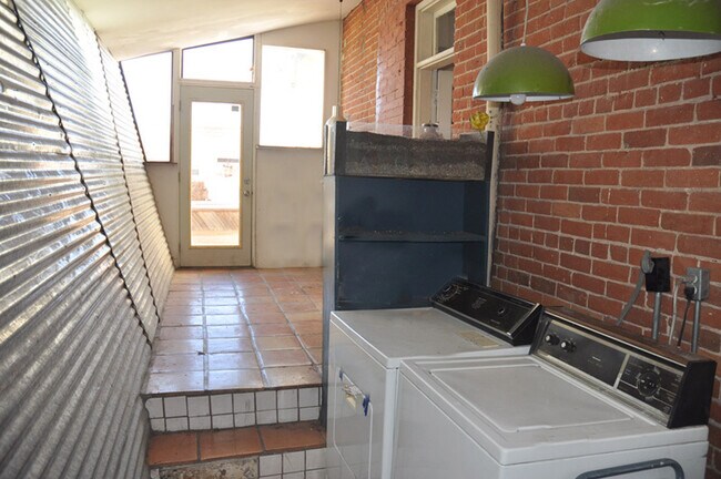 Building Photo - 711 Arno St SE