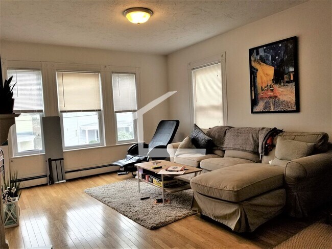 Building Photo - Awesome 3bed 1 bath Duplex in Brighton...