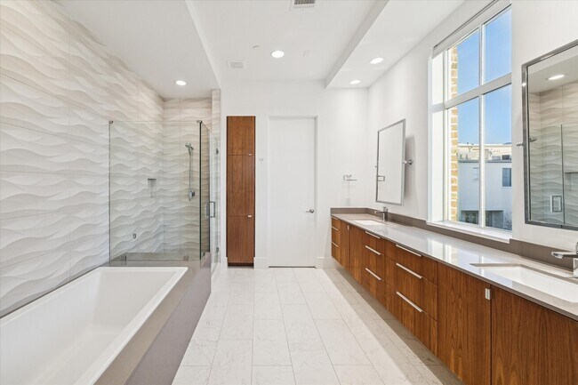 Building Photo - 1430 Lake Pointe Pkwy