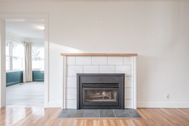 Building Photo - Charming 3-Bed 2 Bath Home with Spectacula...