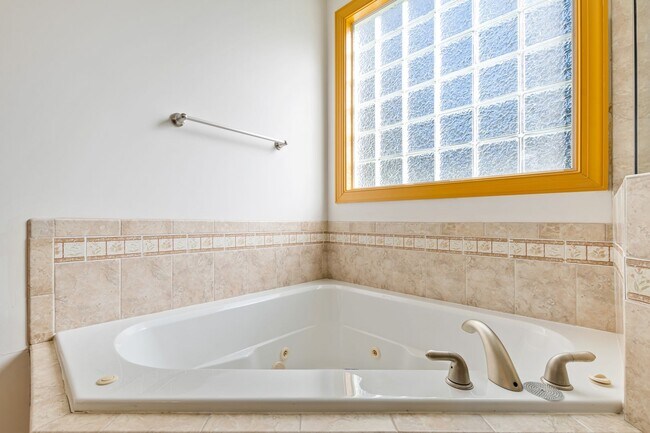 Building Photo - Exceptional 5-Bedroom Residence in the Hea...
