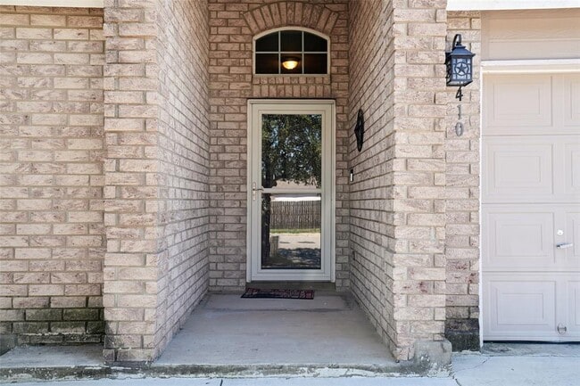 Building Photo - 410 S Water Ln