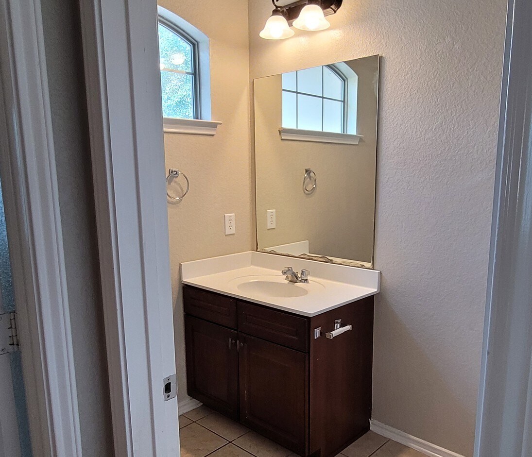 Full Bath 2 - 1310 Cresswell Cv