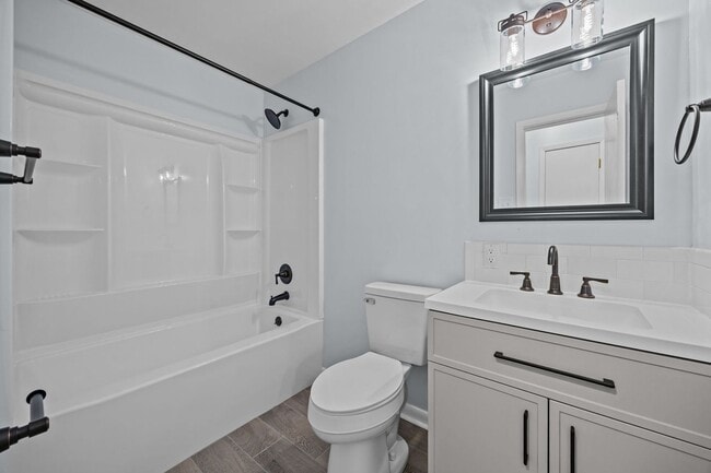 Building Photo - 3 Bedroom 2 Freshly Remodeled Bathrooms