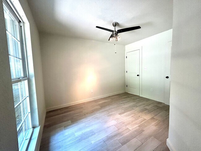 Building Photo - Updated 3 Bed / 2 Bath home with Single Car Garage in Farmington