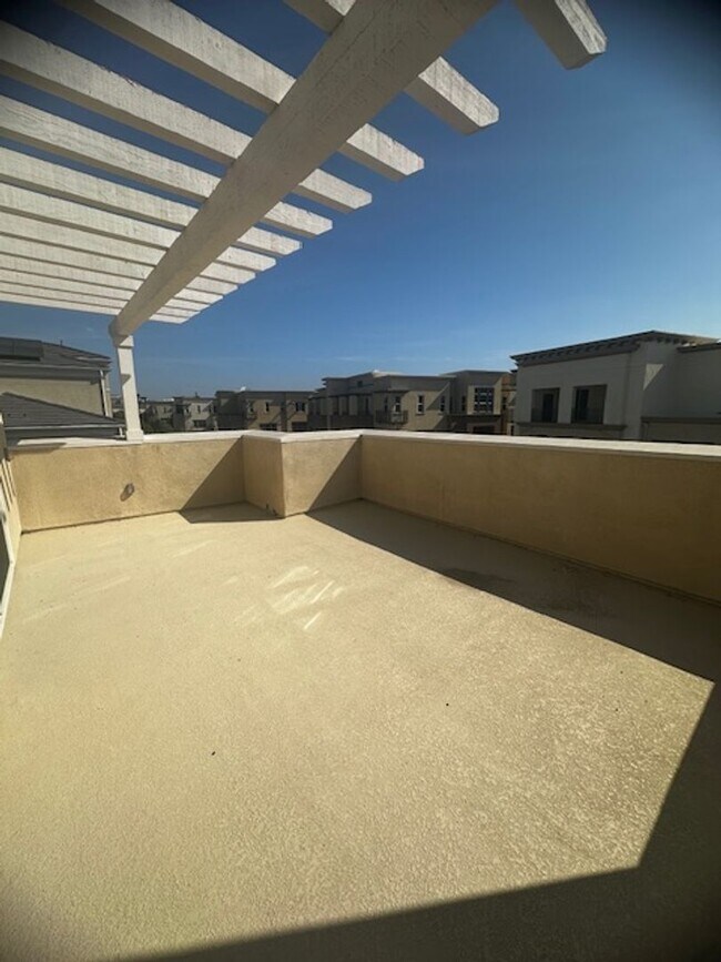 Building Photo - SPACIOUS 3 BEDROOM 3.5 BATH TRI-STORY TOWNHOME