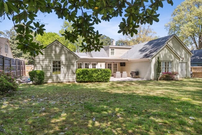 Building Photo - 5 bedroom 3 bathroom with over 3,500 square feet in East Memphis near Walnut Grove and Perkins