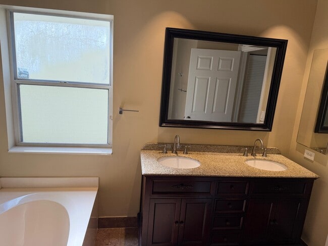 Building Photo - 10123 Caoba St