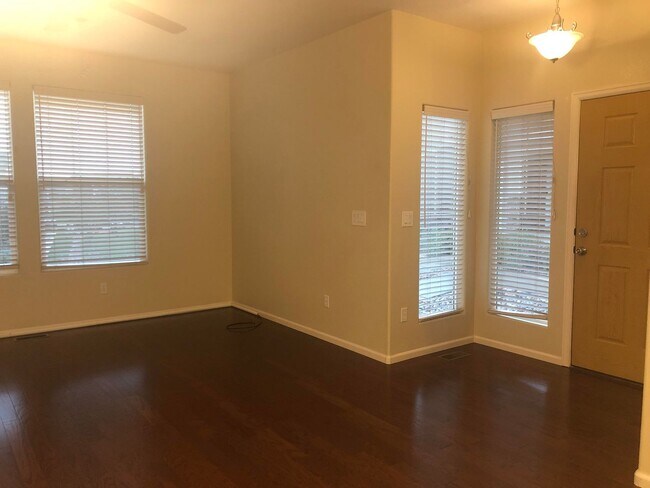 Building Photo - Well Maintained 2 Bed 3 Bath 2 Car Two-sto...