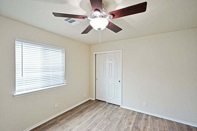 Building Photo - 2121 Sinclair Dr