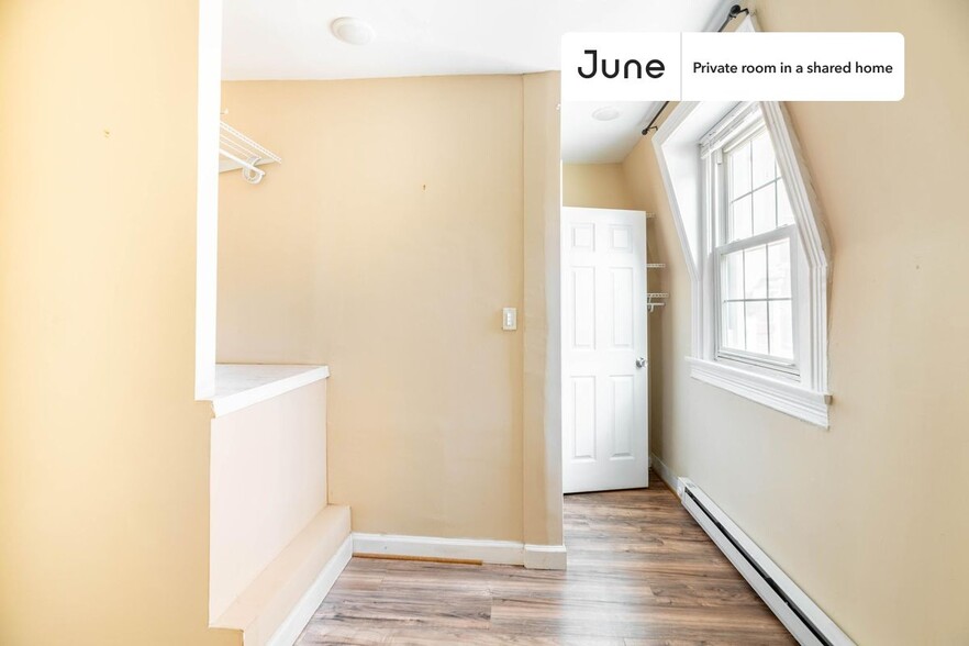 Building Photo - Private bedroom in 8 bed/3.5 bath Home