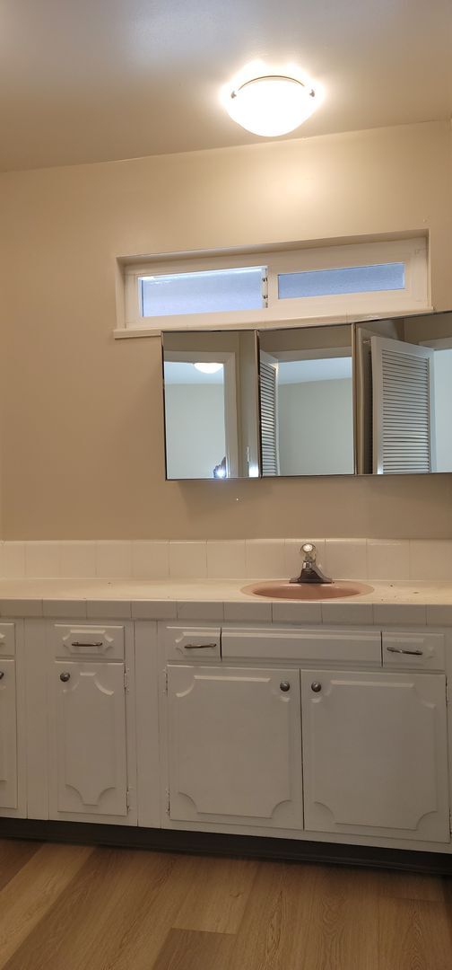 Building Photo - Beautiful 2 Bedroom / 2 Bath Bungalow Next to Hidden Valley Golf Club with Large Private Patio, N...