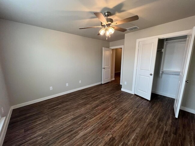 Building Photo - 2030 Kenwood Ave