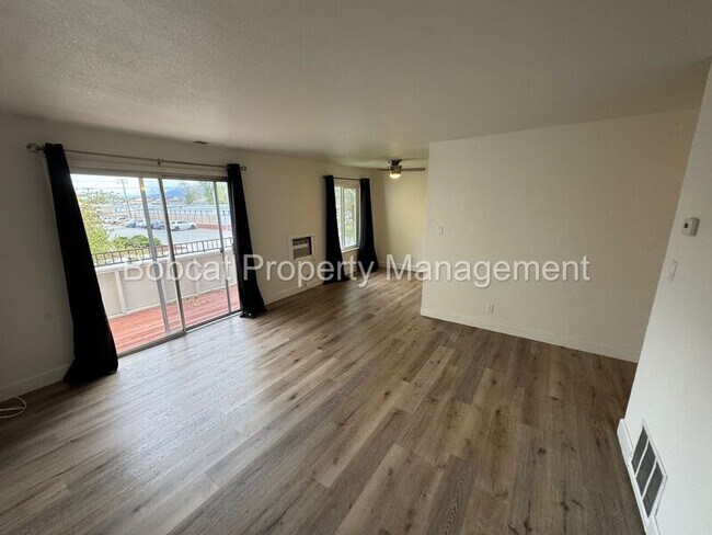 Building Photo - 400 S Saliman Rd