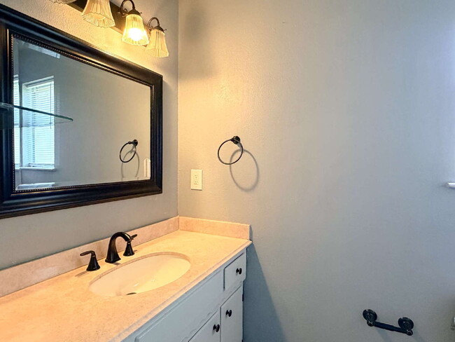 Building Photo - 3-Bedroom Home with 2 Full Baths in Crowley!