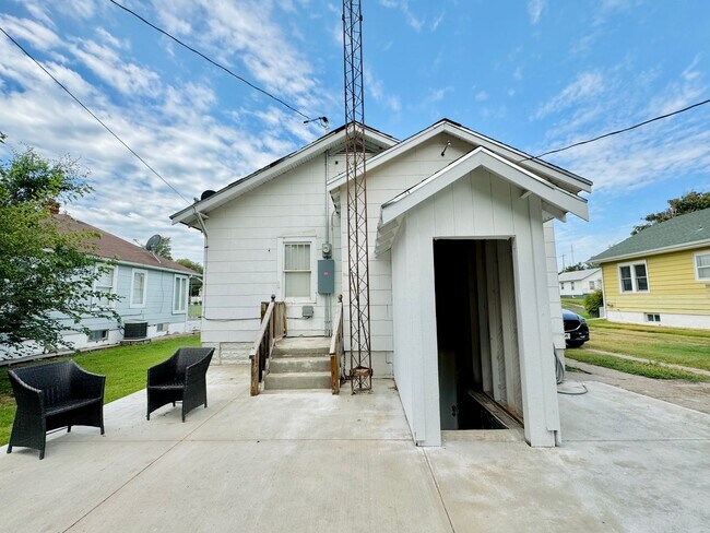 Building Photo - 1706 Avenue B