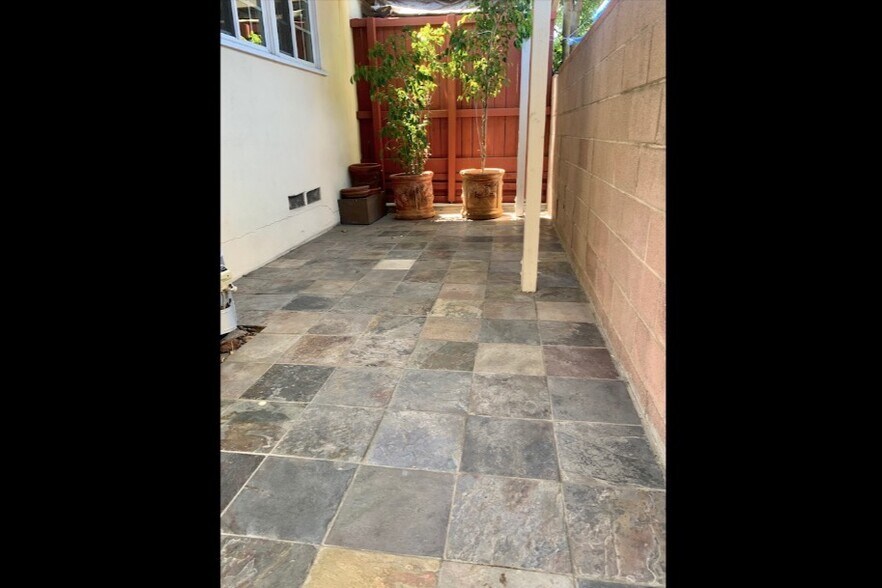 Private backyard patio - 2339 N Naomi St