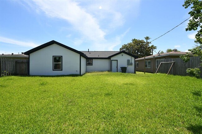 Building Photo - 10 Gulf Ln