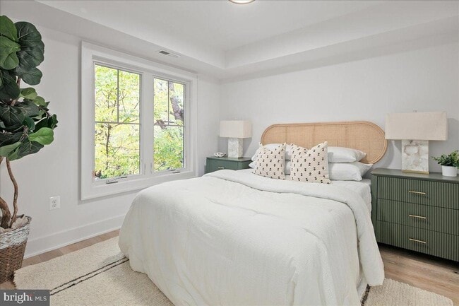 Building Photo - 911 N Irving St