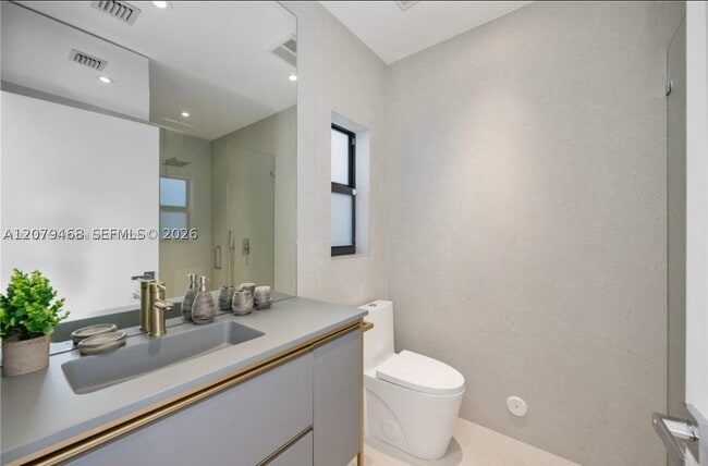 Building Photo - 900 W 47th St