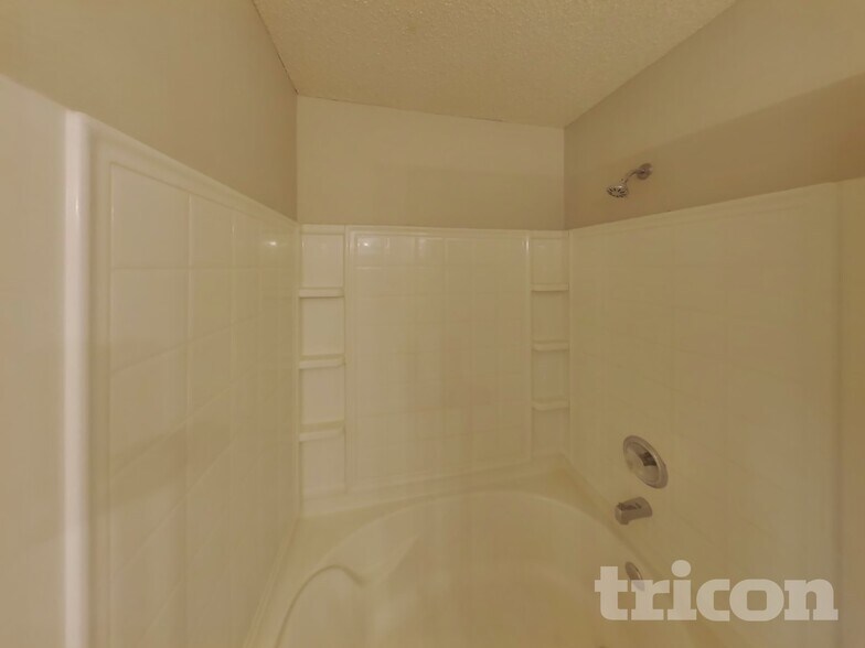 Building Photo - 3004 Double Oak Dr