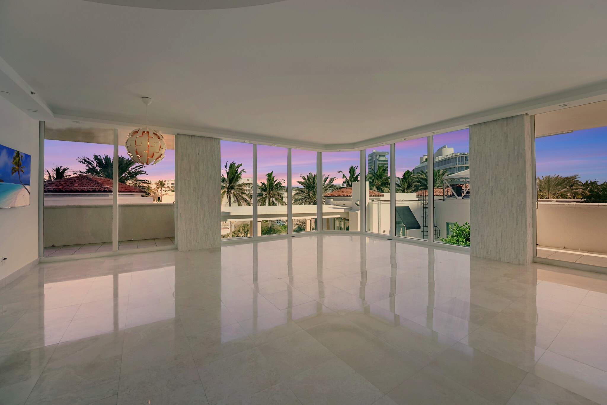 Building Photo - 300 S Pointe Dr