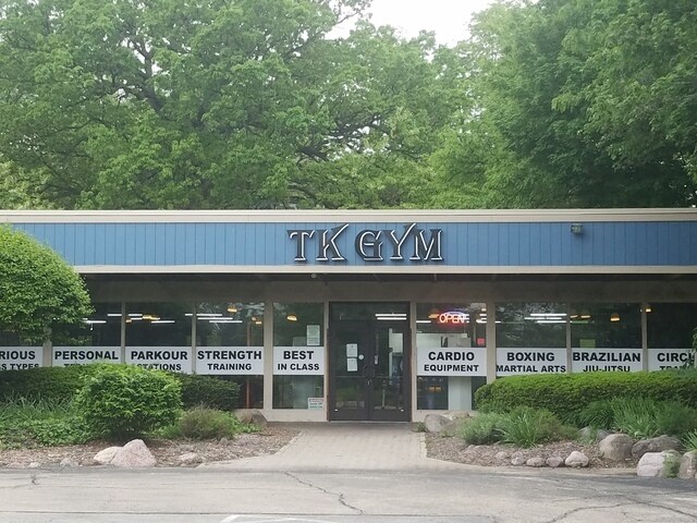 Building Photo - 5820 Oakwood Dr