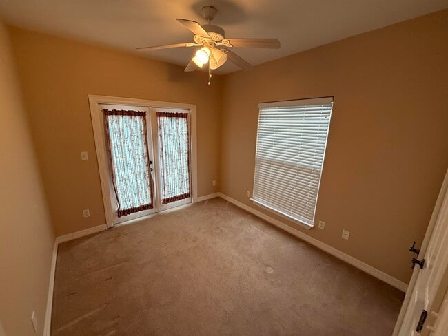 Building Photo - 1505 N Claremont Cir