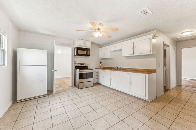 Building Photo - 1391 N Paddock Ave