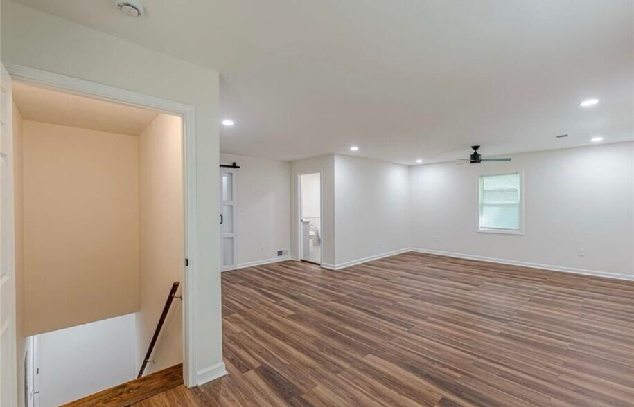 Building Photo - 214 Adeline Ave NW