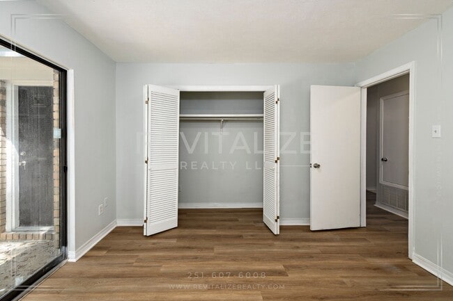 Building Photo - Beautifully Updated 3-Bedroom Home with Granite Kitchen & Sunroom Retreat!