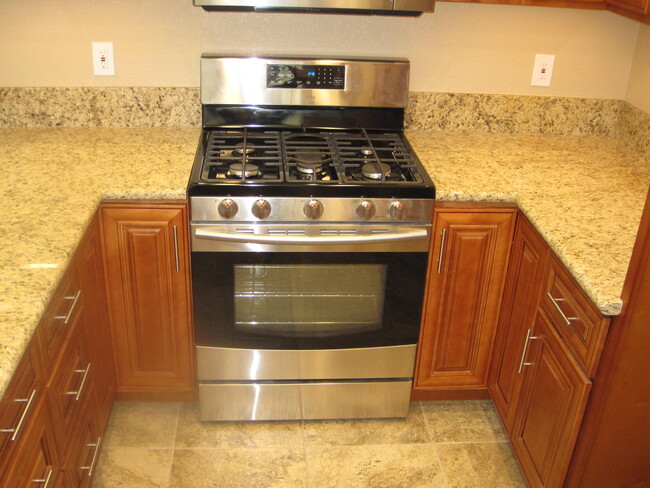 STOVE & COUNTERTOPS - 10071 San Juan Ct