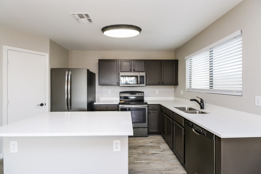 Building Photo - 2466 E Hazeltine Way