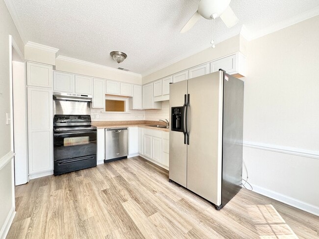 Building Photo - 2 Bedroom Townhome in NW Greensboro near parks and Greenway