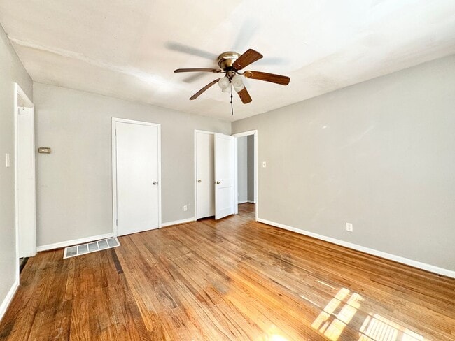 Building Photo - 1006 East Side Dr