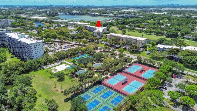 Building Photo - 4020 W Palm Aire Dr