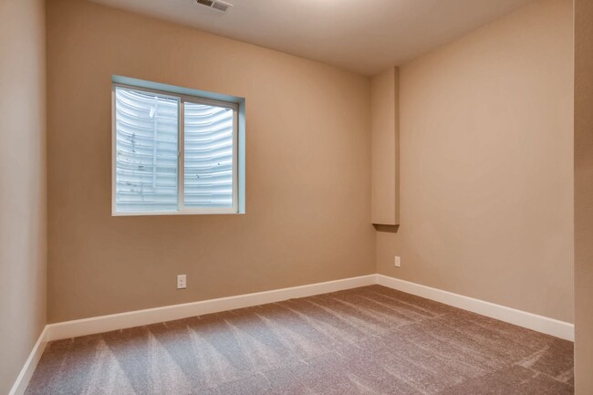 Building Photo - Spacious 5 BED Home for Lease