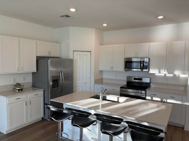 Building Photo - 4181 Lagoon Shore Dr