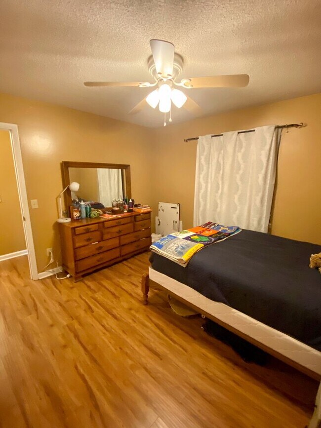 Building Photo - 2 Bedroom, 2 Bathroom Apartment in Cedarwood