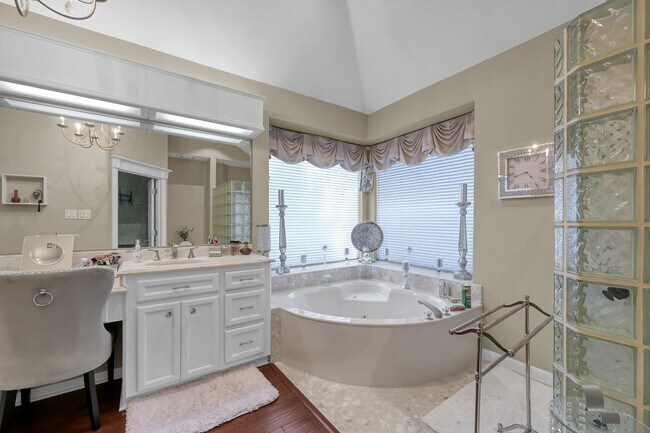 Building Photo - 192 Monterrey Rd W