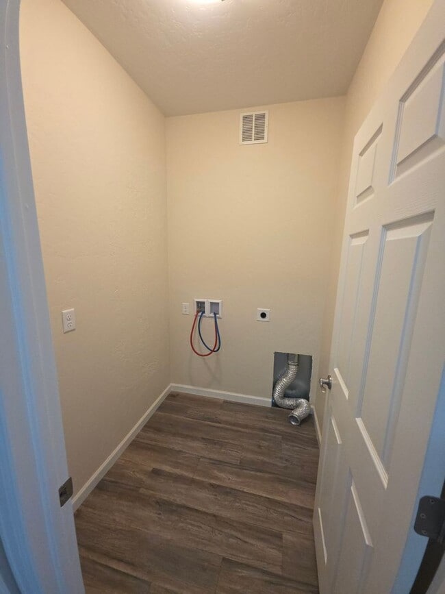 Building Photo - 3 Bed 2.5 Bath PRIME location Townhome!!
