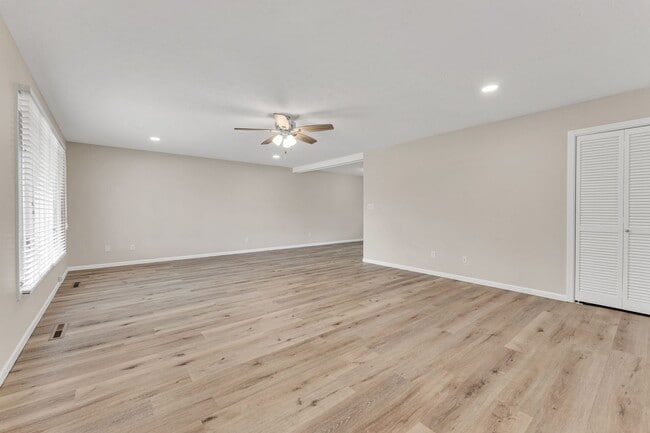 Building Photo - Hickory Village 55 Plus, LLC - 3700 E Cherry St Springfield, MO 65809