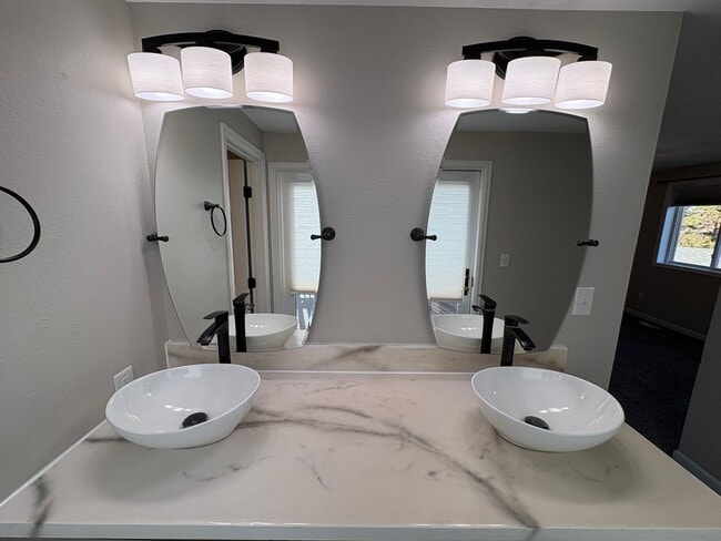 Building Photo - Beautiful 4 Bed 3 Bath Home!!!