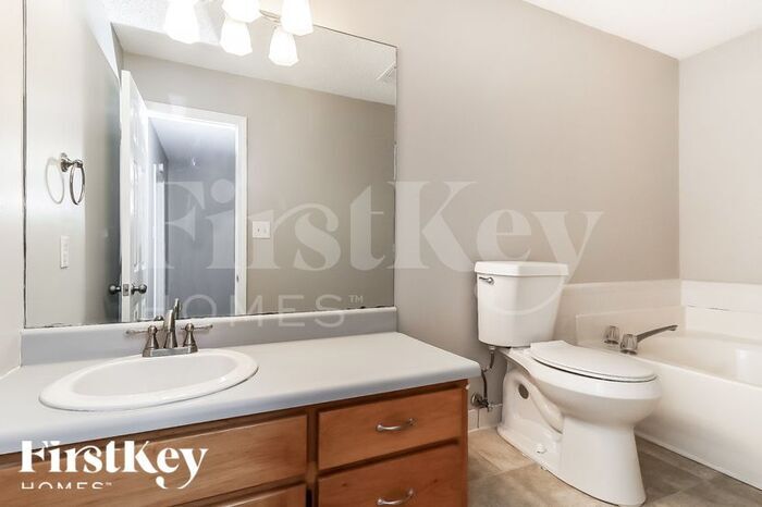 Building Photo - 860 Green Forest Dr