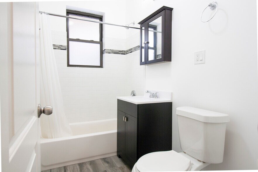 Building Photo - 730 W Roscoe St