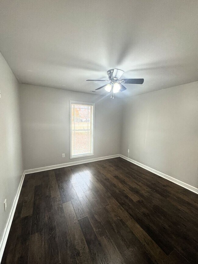 Building Photo - 127 Hedge Ln