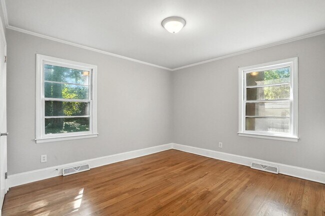 Building Photo - Charming Brick Ranch in Popular Oakhurst