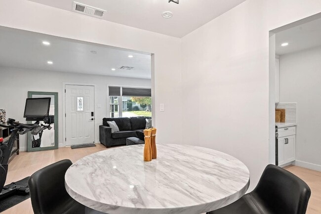 Building Photo - 8 17th St