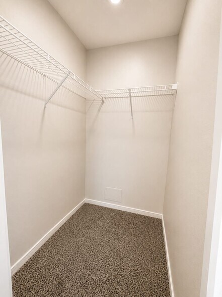 Building Photo - 811 Cloyd Dr