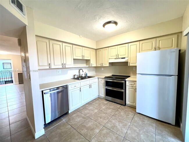Building Photo - 1340 W 41st St
